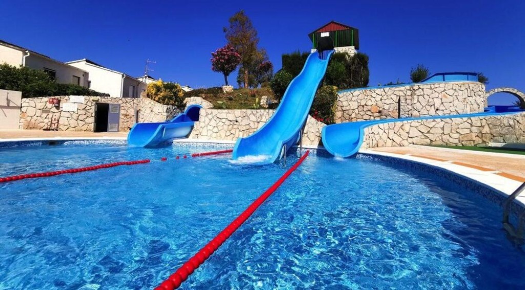 Toboganes Peñíscola: Diversión acuática para toda la familia en la Costa del Azahar